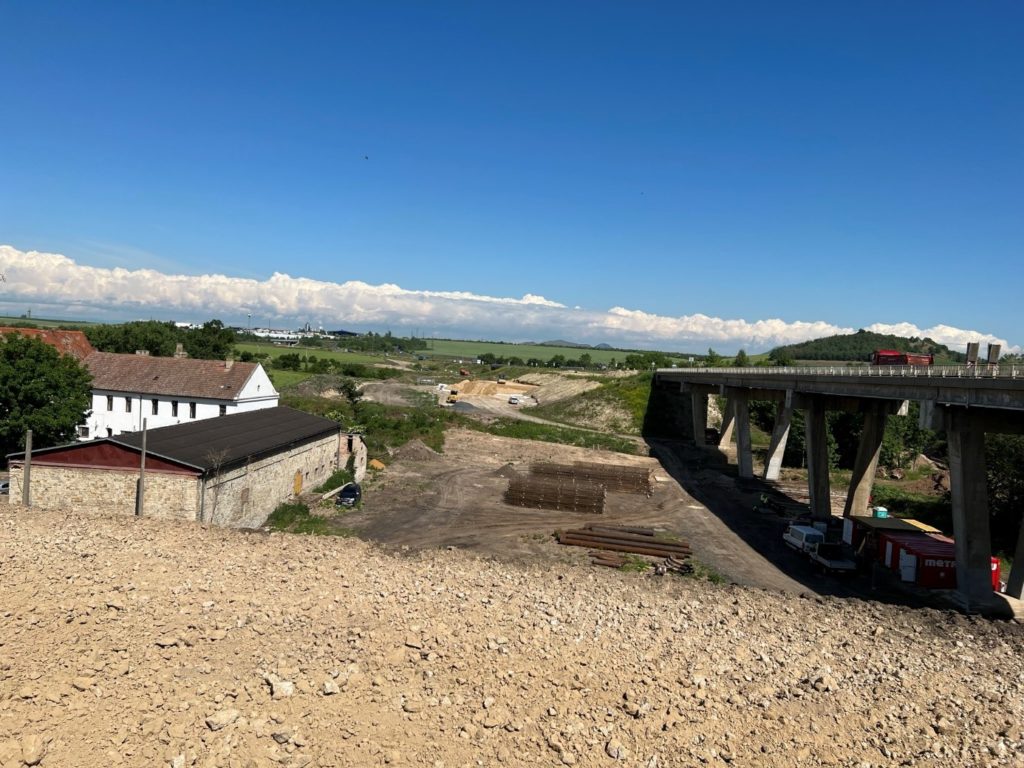 Pohled na chlumčanské údolí – trasa budoucího mostního objektu – Most na D7