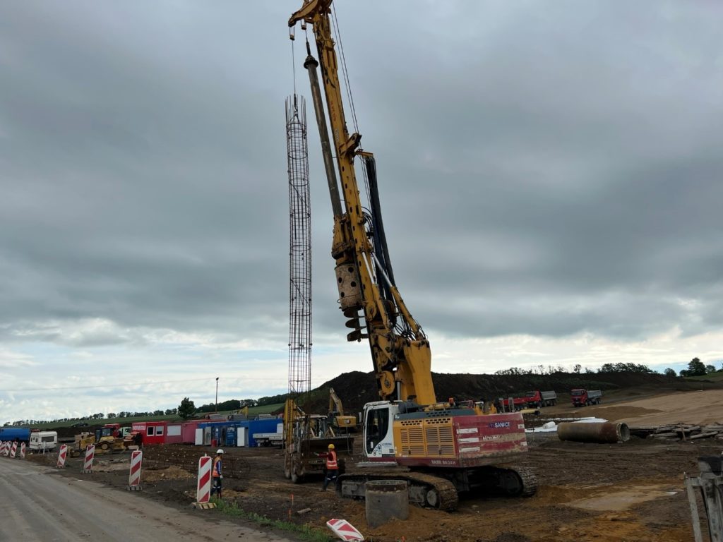 Pohled na OP1, příprava armokoše na betonáže pilotu.